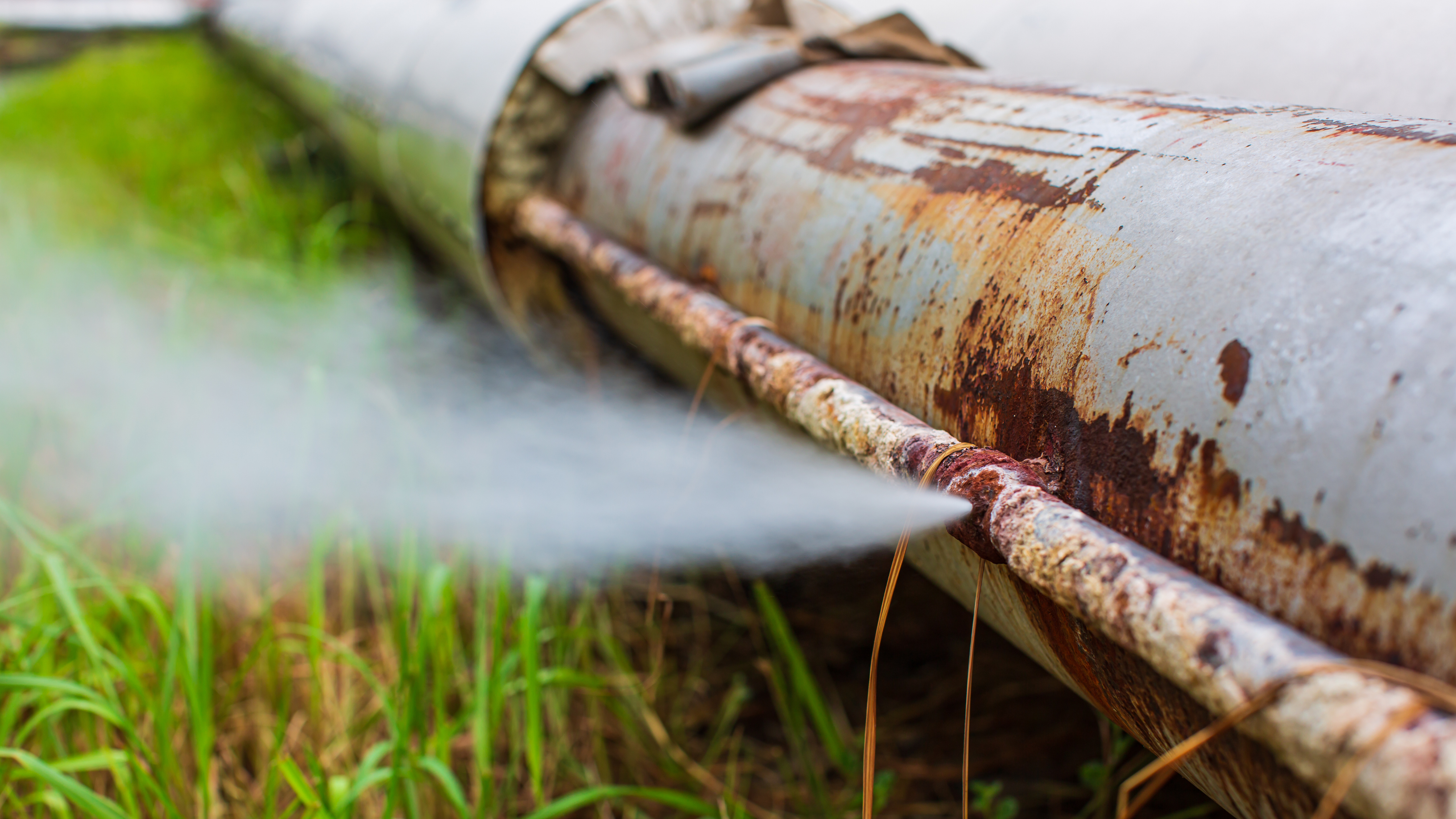 Rohrschäden, geplatztes Rohr aufgrund von Korrosion, Dampfkessel